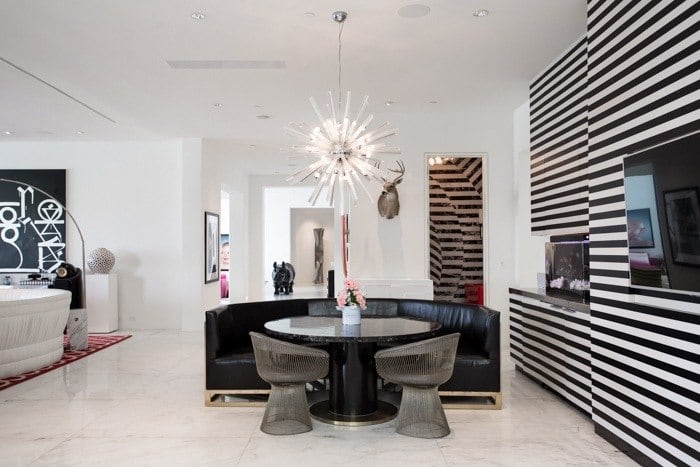 A maior parte dos cômodos é clara, com detalhes escuros em algumas paredes