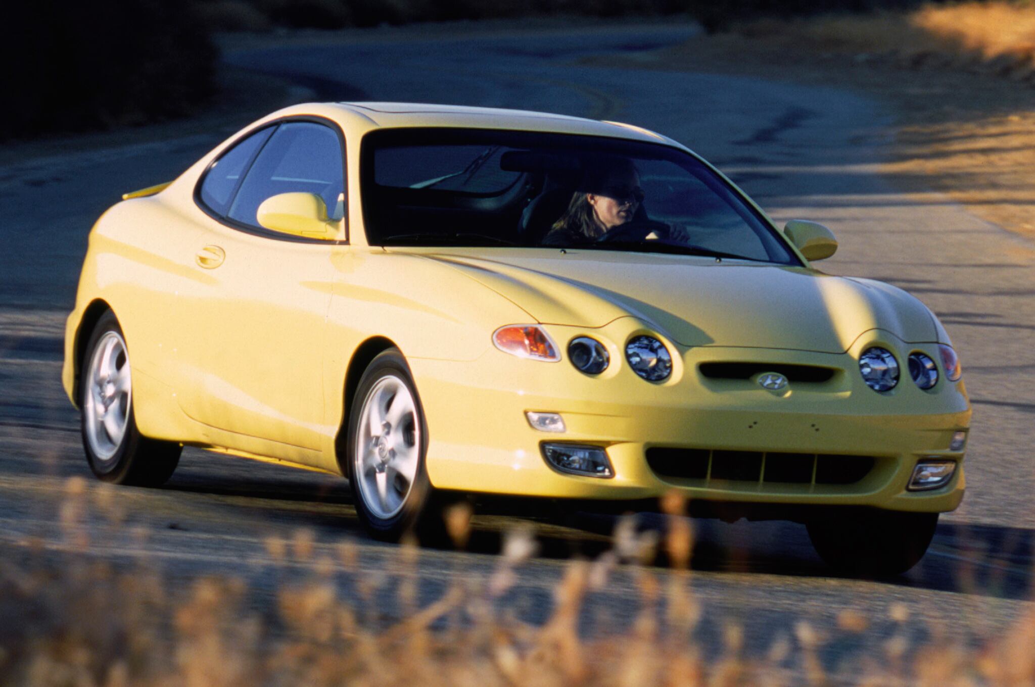 Conhecido como Tiburon em outros mercados, o Hyundai Coupe é o "avô" do Veloster e do Genesis. Seu desempenho não entusiasma, mas o motor 2.0 com 140 cv supera até o seu sucessor de três portas, que terá uma versão turbo no Brasil no ano que vem. O preço? Menos que muito "popular" por aí: R$ 25,5 mil
