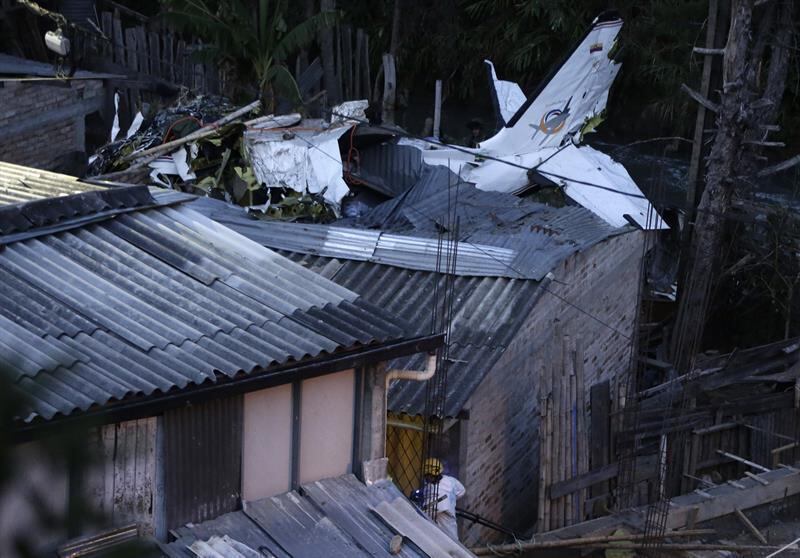 Um avião bimotor caiu logo após decolar na cidade de Popayán, no sudoeste da Colômbia. A aeronave atingiu casas no bairro de Junín e o acidente deixou 7 pessoas mortas e pelo menos mais duas feridas