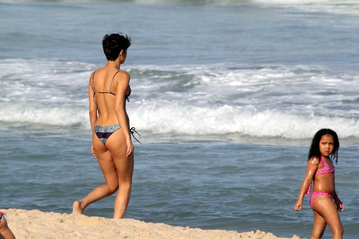 Sophie Charlotte curte dia de praia no Rio de Janeiro