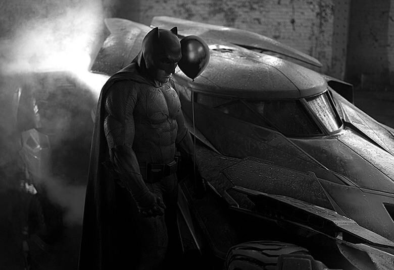 Na terça-feira (13), Zack Snyder mostrou a primeira foto de Ben Affleck caracterizado como Batman. E não demorou para que  a aparente tristeza do herói virasse motivo de piada nas redes sociais. O Tumblr Why So Sad Batman? faz montagens com possíveis motivos para o morcego estar meio deprê. Será que esqueceram o aniversário dele?