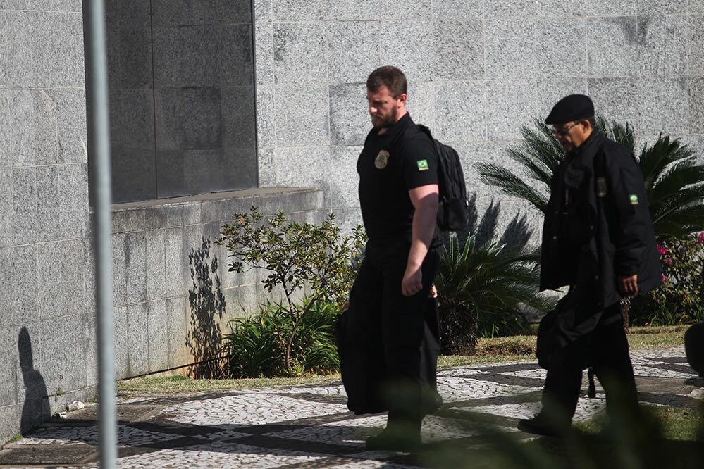 Agentes fazem coleta de documentos na sede da Bellini Cultural