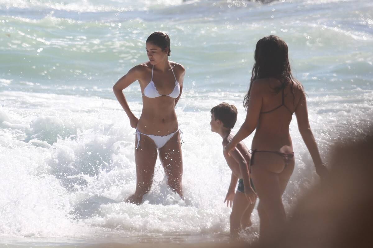 Sophie Charlotte e Daniel de Oliveira se divertem em praia com a família