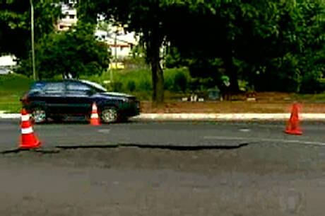 Implantação de um cano embaixo da pista fez asfalto inchar