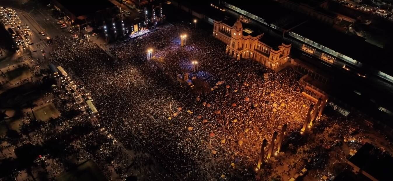 Multidão se reuniu na Praça da Estação para acompanhar a apresentação