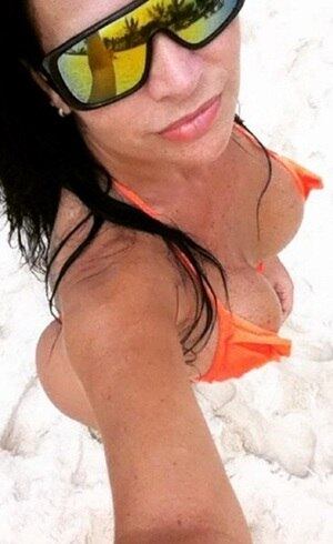 Solange Gomes na praia em dia nublado