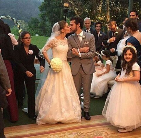 O ator e a publicitária estão juntos há quatro anos e o pedido de casamento aconteceu em agosto do ano passado, durante uma viagem do casal à Europa
