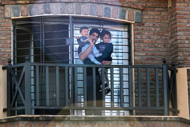 O jogador evitou contato com a imprensa e apenas acenou para os fãs que praticamente madrugaram na porta de sua casa