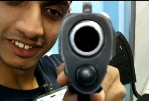 Jovem furta pistola da polícia e se exibe com objeto na internet
