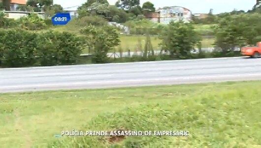 Para se livrar do corpo sem levantar
suspeitas, Gonçalves o colocou dentro de uma geladeira.

De acordo com Elisabete
Sato, diretora do DHPP, o suspeito contratou um carreto para levar o objeto.  

 



— Vimos o David entrando nesse local. Analisando as demais
horas de imagens e David não foi visto saindo desse local. Após o americano ter
falecido, ele [suspeito] o tirou desse prédio dentro de uma geladeira.  Contratou um carreto que teria levado essa geladeira
com o corpo dentro até a rodovia