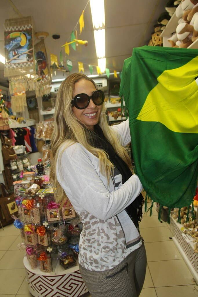 Valesca Popozuda no aeroporto de Belém do Pará, neste domingo (15)
