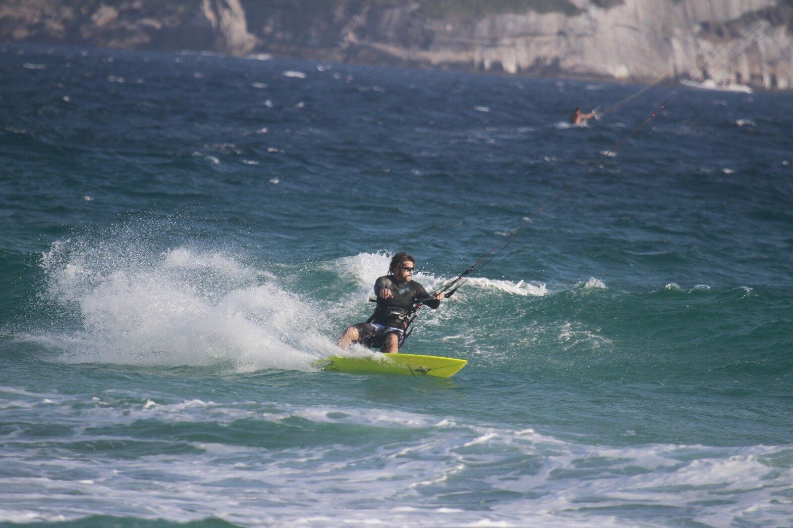 Cláudio Heinrich aproveitou uma folga das gravações de Pecado Mortal para praticar kitesurf nesta quarta-feira (23),
 na praia de Ipanema, no Rio de Janeiro
