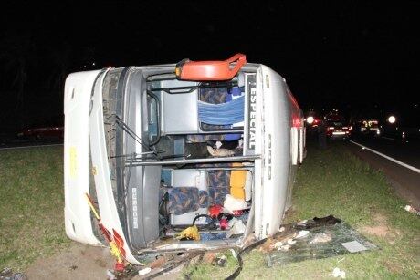 Ônibus de turismo tombou após ser atingido por caminhão