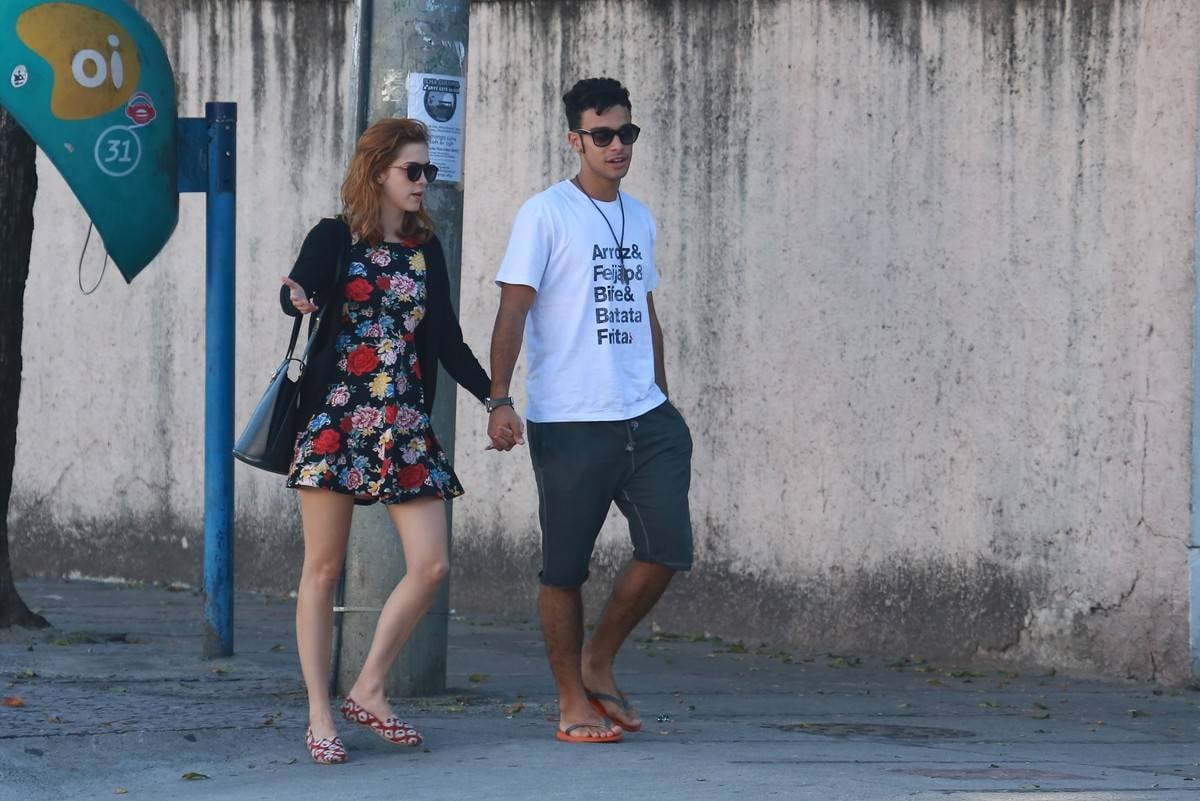 Sophia Abrahão e Sérgio Malheiros até agora não assumiram o romance. No entanto, os dois se deixaram fotografar na tarde desta quarta-feira (25), enquanto passeavam abraçados pela Barra da Tijuca, no Rio de Janeiro
