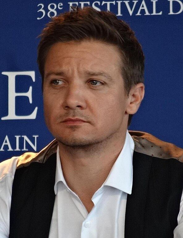 Renner é o mais velho de sete irmãos e sua ascendência inclui alemão, inglês, escocês, sueco, irlandês e panamenho.