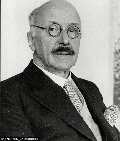 Até mesmo o fotógrafo era carregado de mistério. Pensava-se que Mervyn O'Gorman, então com 43 anos, era o pai de Christina, quando na verdade, ela era a filha de um amigo de O'Gorman, o filósofo Edwyn Robert Bevan

