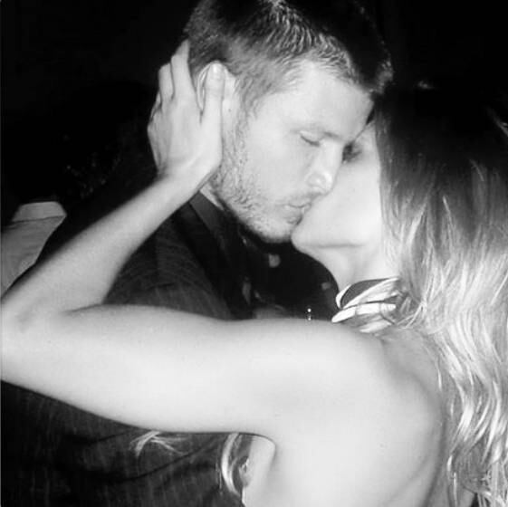 Rodrigo Hilbert e Fernanda Lima formam o casal perfeito. Tão perfeito que até chega a irritar! Parece que eles vivem uma vida de filme e nunca ficam feios ou precisam ir ao banheiro. Ok, pode ser um pouco de recalque, mas, analisando friamente, perfeição até demais irrita, não é? 

Veja os motivos que nos fazem ficar com bode de Fernanda e Rodrigo (mas só por um tempo, porque eles são muito fofos) 
