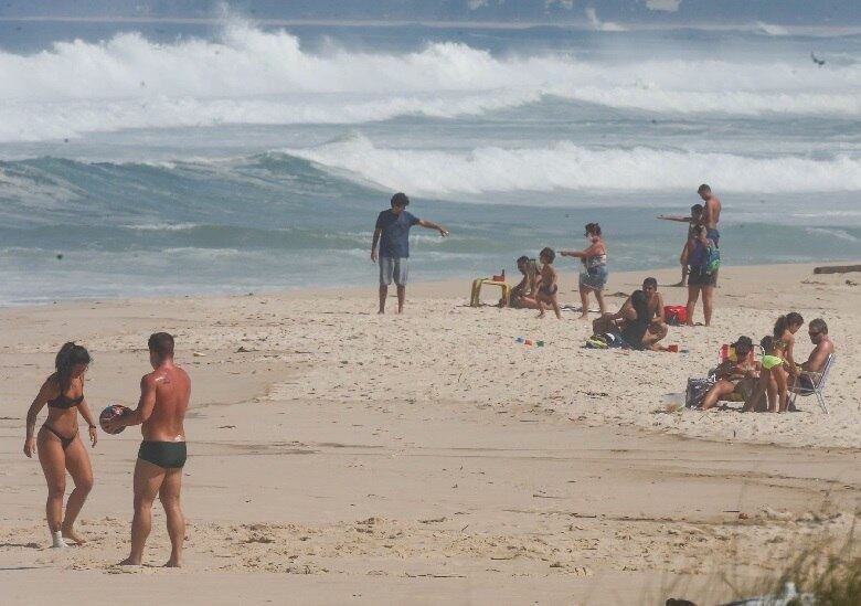 Mesmo após o prefeito ter decretado uso obrigatório de máscaras, imagens mostram as pessoas pegando sol sem o uso delas nas praias da zona sul do Rio