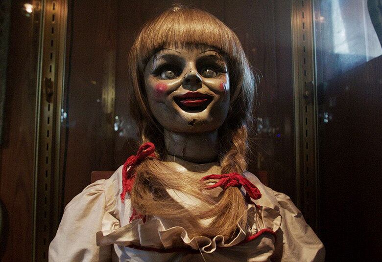 Annabelle
A boneca maldita foi bastante criticada, mas teve muito sucesso com o público. A aprovação dos críticos no Rotter Tomatoes foi de apenas 29%, mas a bilheteria foi enorme. A produção custou US$ 6,5 milhões para ser feita e rendeu US$ 256 milhões, garantindo até uma continuação para a história