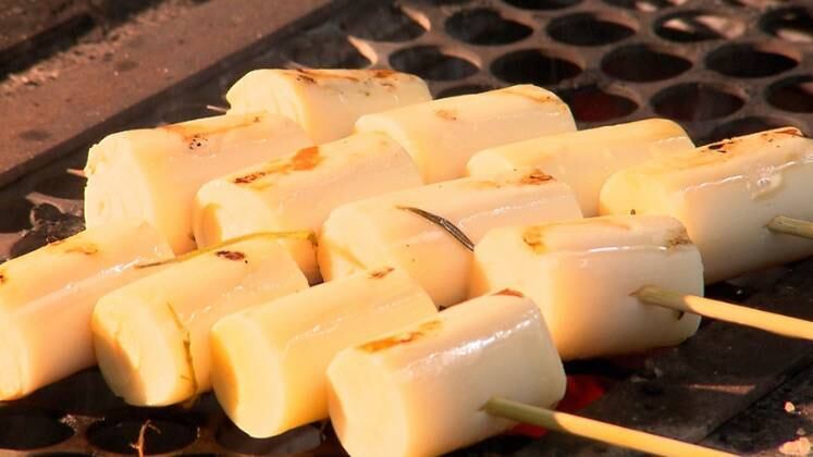 Espetinho de Pupunha na Brasa
Ingredientes:
Azeite de ervas
1 litro de azeite
100g de tomilho
100g de alecrim
50g de manjericão
2 unidades de alho
Talo de salsinha e cebolinha
100g de sal grosso
30g de pimenta do reino
Modo de preparo:
Em uma panela adicione azeite, tomilho, alecrim, manjericão, talo de salsinha, cebolinha e o alho. Leve ao fogo baixo por alguns minutos até levantar fervura, desligue o fogo e aguarde esfriar para ser colocado sobre a pupunha.
Espetinho
Ingredientes:
110g de palmito pupunha
5g de tomilho
Sal
Pimenta do reino
Modo de preparo:
Corte duas unidades de palmito ao meio, corte de diagonal. Espete com espaço entre eles. Depois, tempere com o azeite de ervas.
Leve para grelhar por 2 minutos de cada lado na grelha ou na chapa, ao final regue com azeite de ervas.