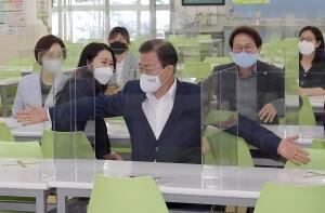 Presidente sul-coreano inspeciona escolas: Reabertura planejada para próximos dias