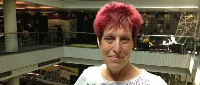 "Tenho Alzheimer. Seja paciente." Com esses dizeres estampados em um crachá, a britânica Joy Watson, de 55 anos de idade, busca obter a compreensão de quem normalmente reage negativamente aos sintomas que ela apresenta