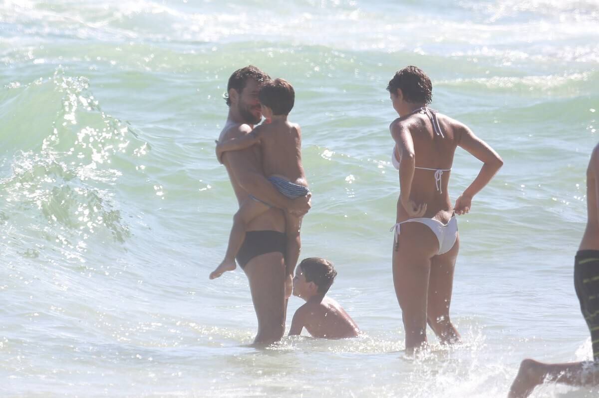 Sophie Charlotte e Daniel de Oliveira se divertem em praia com a família