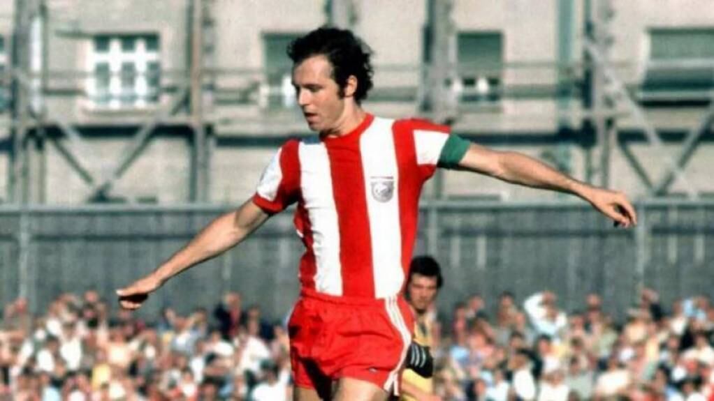 Um dos maiores jogadores italianos de todos os tempos, Gianni Rivera foi o primeiro italiano a conquistar o prêmio. Ídolo do Milan, clube que defendeu por 19 anos, conquistou