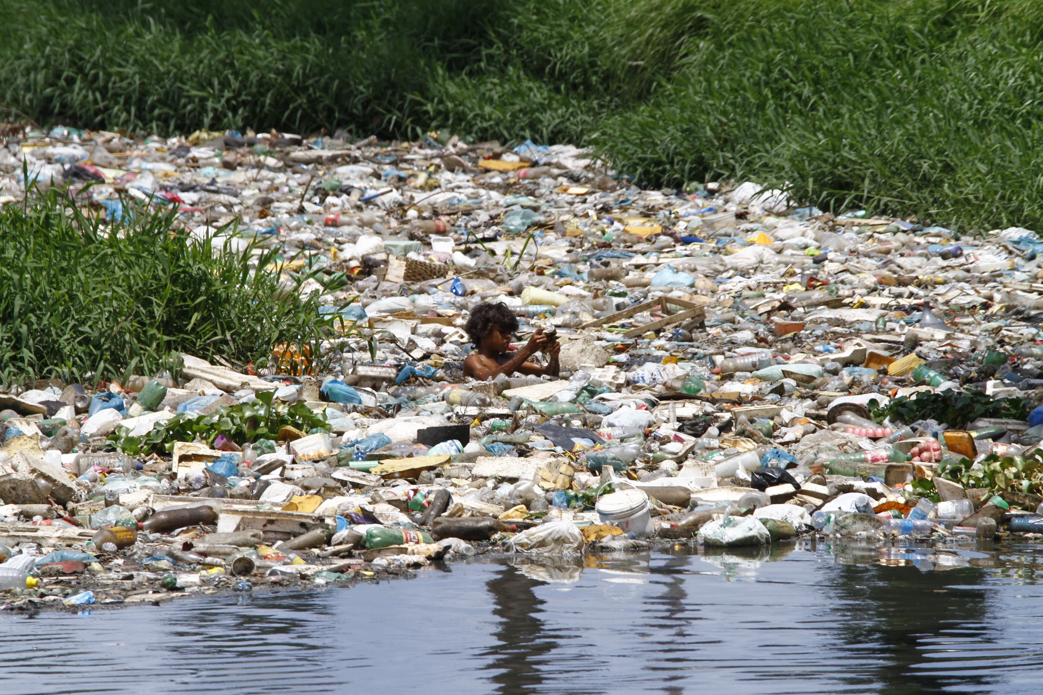 Segundo o Ministério Público do Trabalho, foi encaminhada
uma lista de 13 pedidos para que a prefeitura faça ações a fim de acabar com o
trabalho infantil na cidade. Entre as recomendações, a administração municipal
tem 120 dias para averiguar quantas e que em condições os menores de idade
estão trabalhando. A partir disso, será dado prazo de 30 dias para inseri-los
em programas sociais. O MP avaliou que a prefeitura está em falha para resolver
o problema