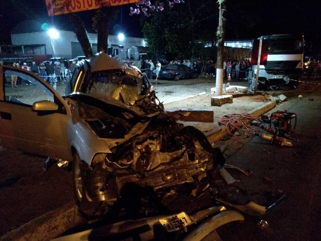 Acidente destruiu veículo e deixou duas pessoas mortas