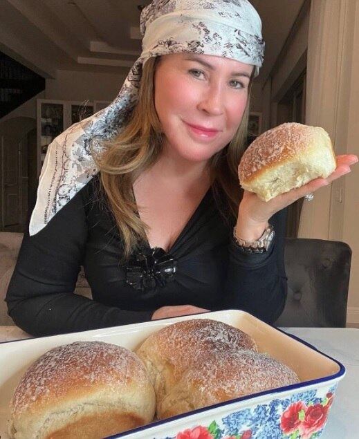 Quem resiste a um pãozinho? Aqui, Zilu mestre-cuca, usando uma bandana estilosa, exibe seu pão caseirinho, "feito com muito amor", como ela comenta no post

Veja também: Aos 63 anos, Zilu Godoi posa com vestido colado e exibe curvas

