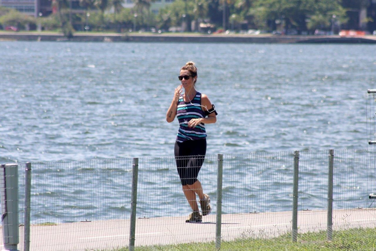 Juliana corre em torno da Lagoa Rodrigo de Freitas, no Rio