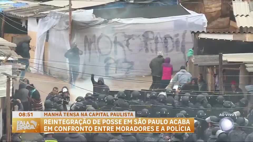 Moradores de Pirituba, zona norte de SP, protestam durante reintegração de posse
