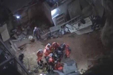 Bombeiros trabalham no resgate