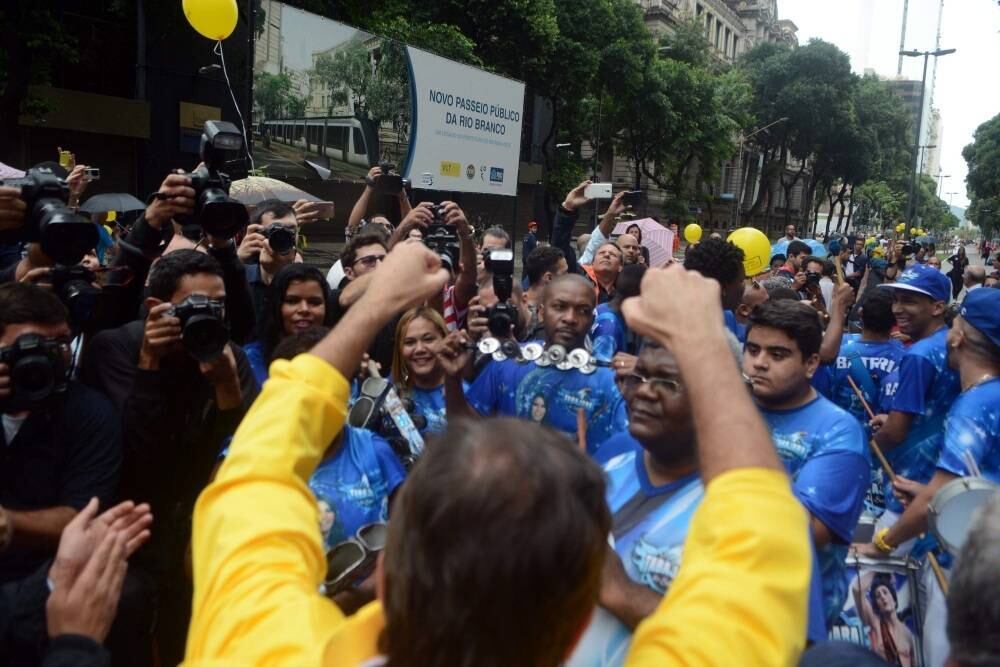 Apesar da pouca adesão, a manifestação marcada pela internet
contra a inauguração fez a prefeitura reforçar a segurança no trajeto do VLT,
com viaturas da Polícia Militar, Guarda Municipal e também do Bope (Batalhão de
Operações Especiais)