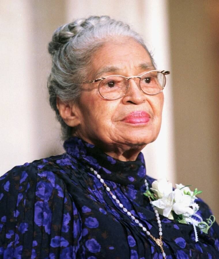Rosa Parks (1913 - 2005 - foto), costureira negra, em 1955, foi uma das desencadeadores desse histórico movimento ao se tornar símbolo da luta pelos direitos humanos, por se recusar a dar seu lugar no ônibus a um branco na cidade de Montgomery