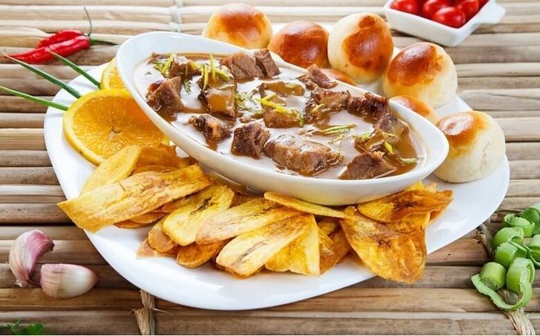 Bar do Gil
Prato - Cupim Tropical: cupim marinado na laranja acompanhado de pãozinho de cebola e banana chips.
Endereço: rua Mar de Espanha, 343 - Santo Antônio