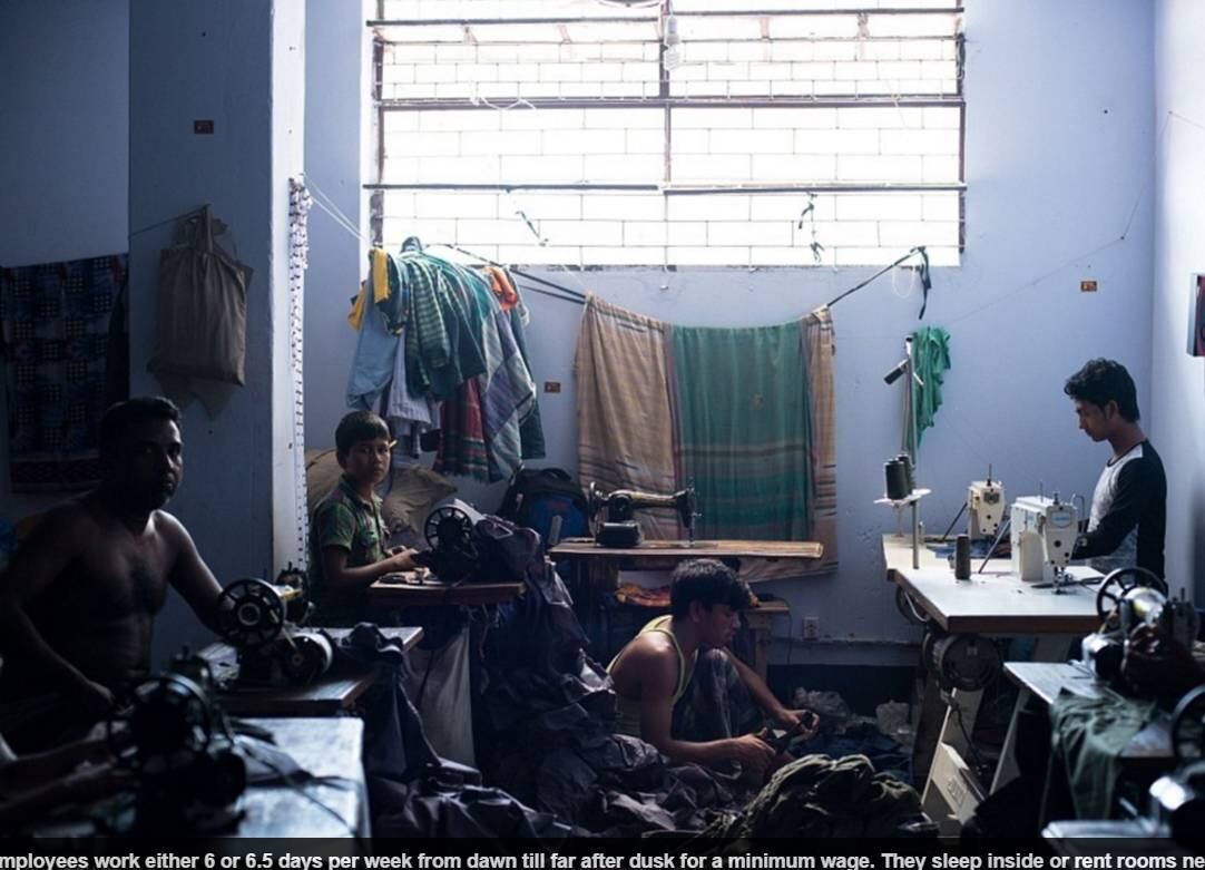 Uma fábrica informal em Bangladesh pode conter cerca de 15 máquinas de costura amontoadas em pequenos quartos, que não costumam dispor de saídas de emergência nem extintores de incêndio