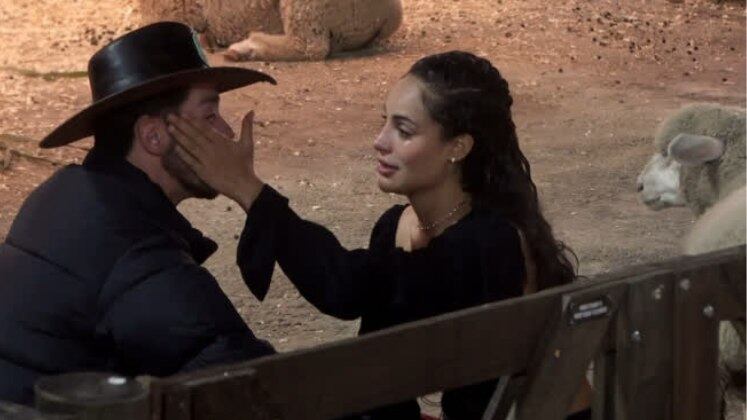 Ombro amigo

Apesar das polêmicas de Rico, a peoa não o abandonou no confinamento, mesmo alertada por outros peões. Antes de Aline disputar a quarta Prova do Fazendeiro, o humorista chegou a declarar que, se pudesse, daria imunidade para a amiga e iria para a Roça em seu lugar
