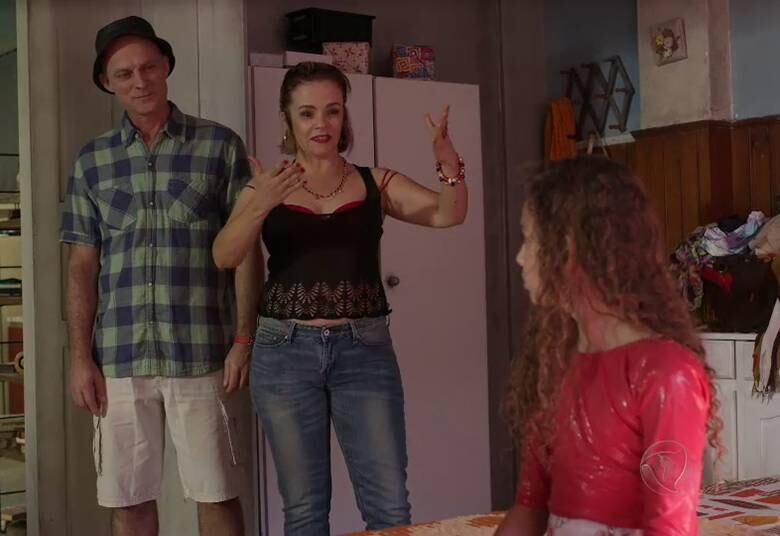 No dia do encontro com um gringo, Tamara se desespera e tenta fugir, mas Galega ignora seus pedidos de socorro