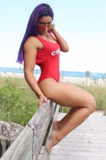 Umas das brasileiras mais belas da atualidade, a lutadora Gabi Castrovinci chamou a atenção da mídia mais uma vez. Durante uma pausa nas lutas, a beldade fez um ensaio fotográfico inspirado em “Baywatch”, uma conhecida série de televisão da década de 90 sobre salva-vidas que trabalhavam nas praias de Los Angeles (Califórnia)