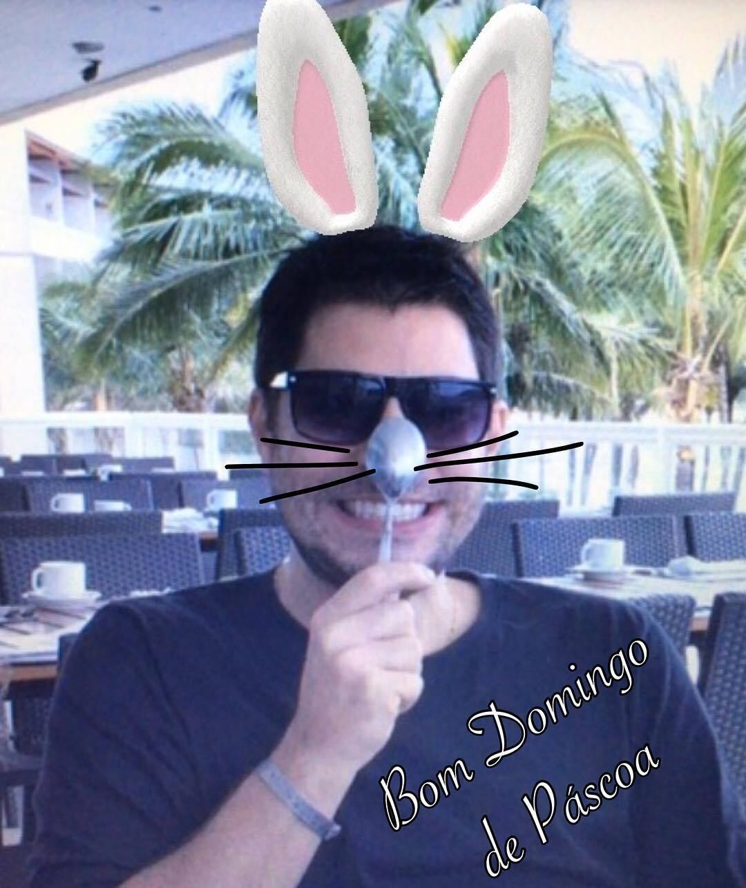 O bem humorado Evaristo Costa postou uma foto em que desenhou bigodes e orelhas de coelho para desejar boa Páscoa aos seguidores