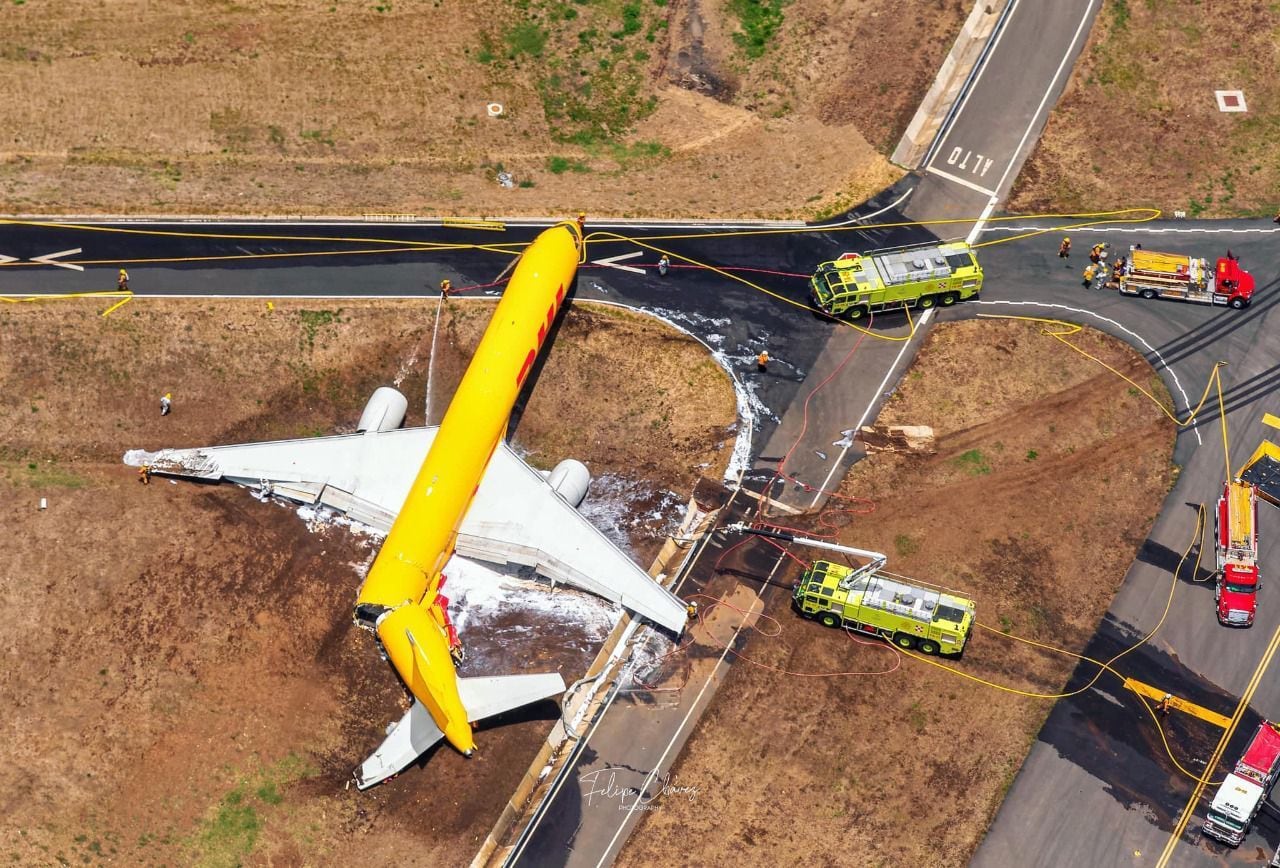Avião da DHL se partiu em dois após pouso de emergência
