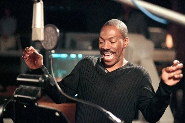 Eddie Murphy se credenciou como um dos atores de comédia
favoritos em todo o mundo. Tudo isso começou quando estrelou o clássico Um Tira da Pesada e continuou em O Professor Aloprado e Doutor Dolittle.
Mas seus últimos trabalhos foram de dar sono, tanto que Murphy deu uma sumida
das telonas. Pluto nash, Norbit e O Grande Dave foram algumas de suas
produções mais criticadas 