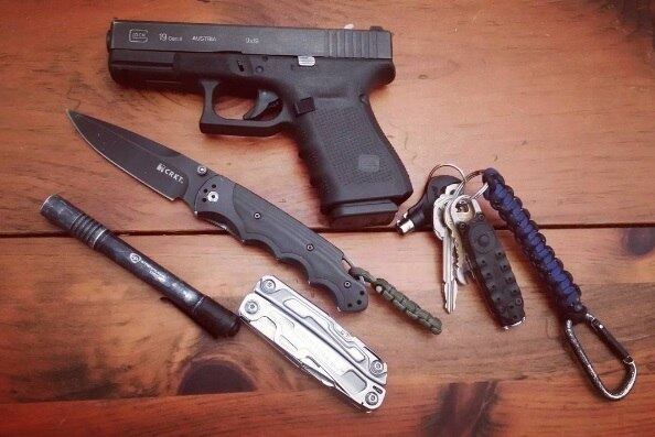 Líderes do grupo pediram que seus membros fossem desarmados
para as estações de votação no dia 8 de novembro, para que formassem “equipes
de observação e criminalidade”, com o intuito de monitorar, registrar e acompanhar
qualquer pessoa suspeita de cometer fraude 