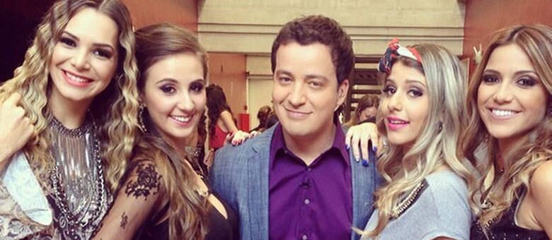 Rafael Cortez ao lado de participantes do 'Me Leva Contigo'