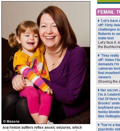 A britânica Ava Fenton, dois anos, sofre de uma condição rara que interrompe o batimento do coração toda vez que ela chora. Por conta disso, qualquer alteração emocional a faz desmaiar