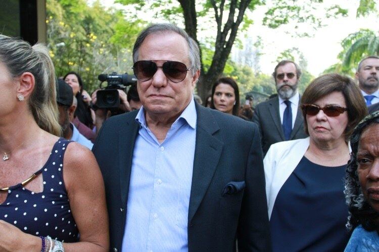 Ronnie Von chegou muito emocionado ao enterro do amigo