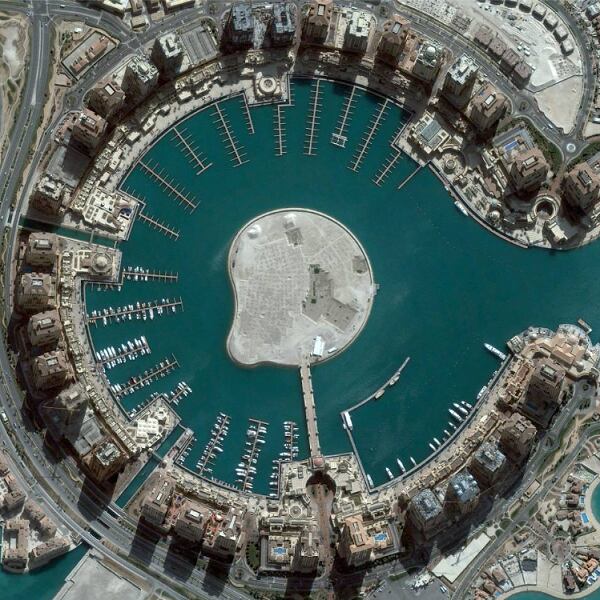 Uma ilha com uma ilha. Acima, a cidade de Doha, no Qatar, com uma ilha artificial de aproximadamente quatro quilômetros quadrados