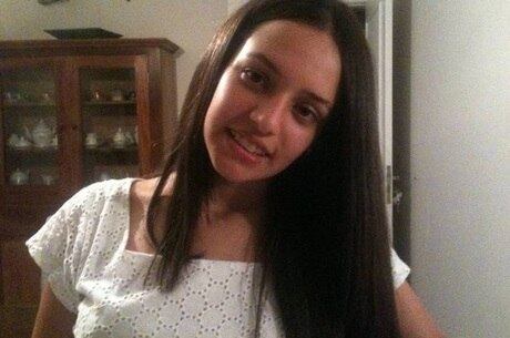 Jovem teria sido morta em um local fechado e levada para a mata